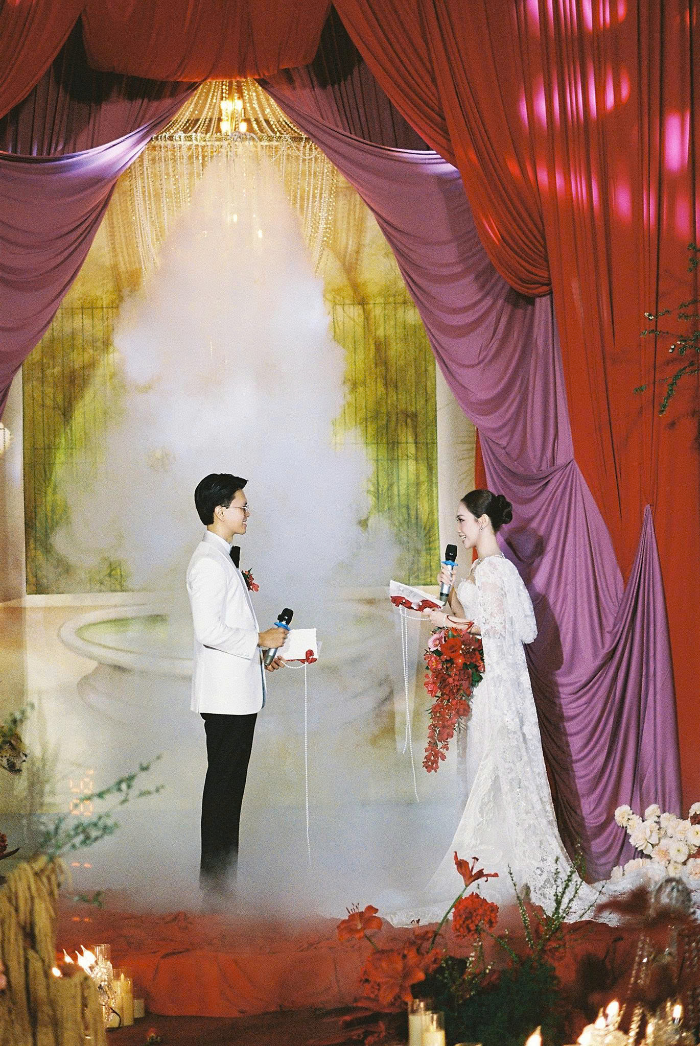 Chất liệu ren trở thành biểu tượng của sự nữ tính và thanh lịch cho thiết kế váy cưới