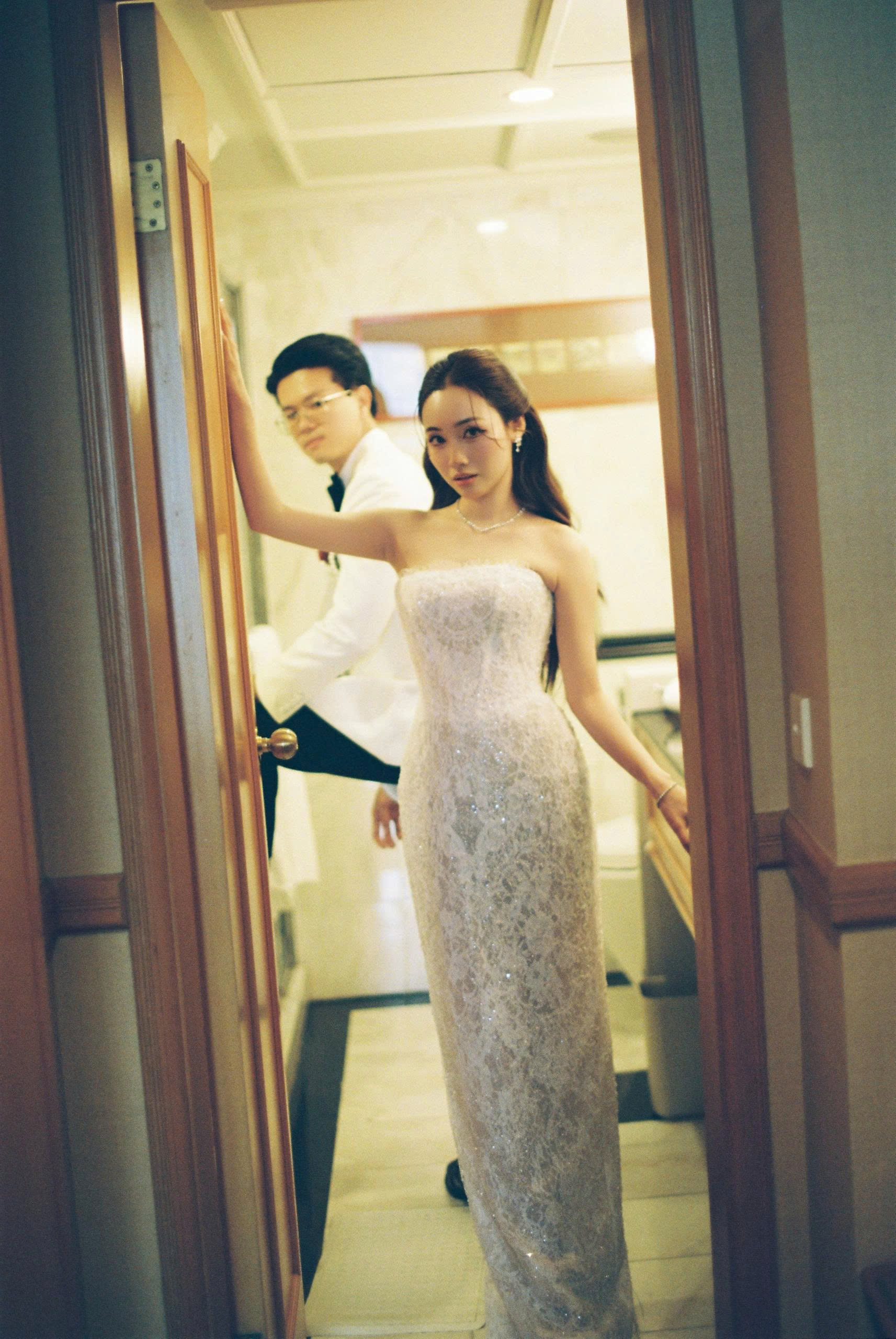  Form đuôi cá được xử lý khéo léo ôm trọn vóc dáng nàng dâu