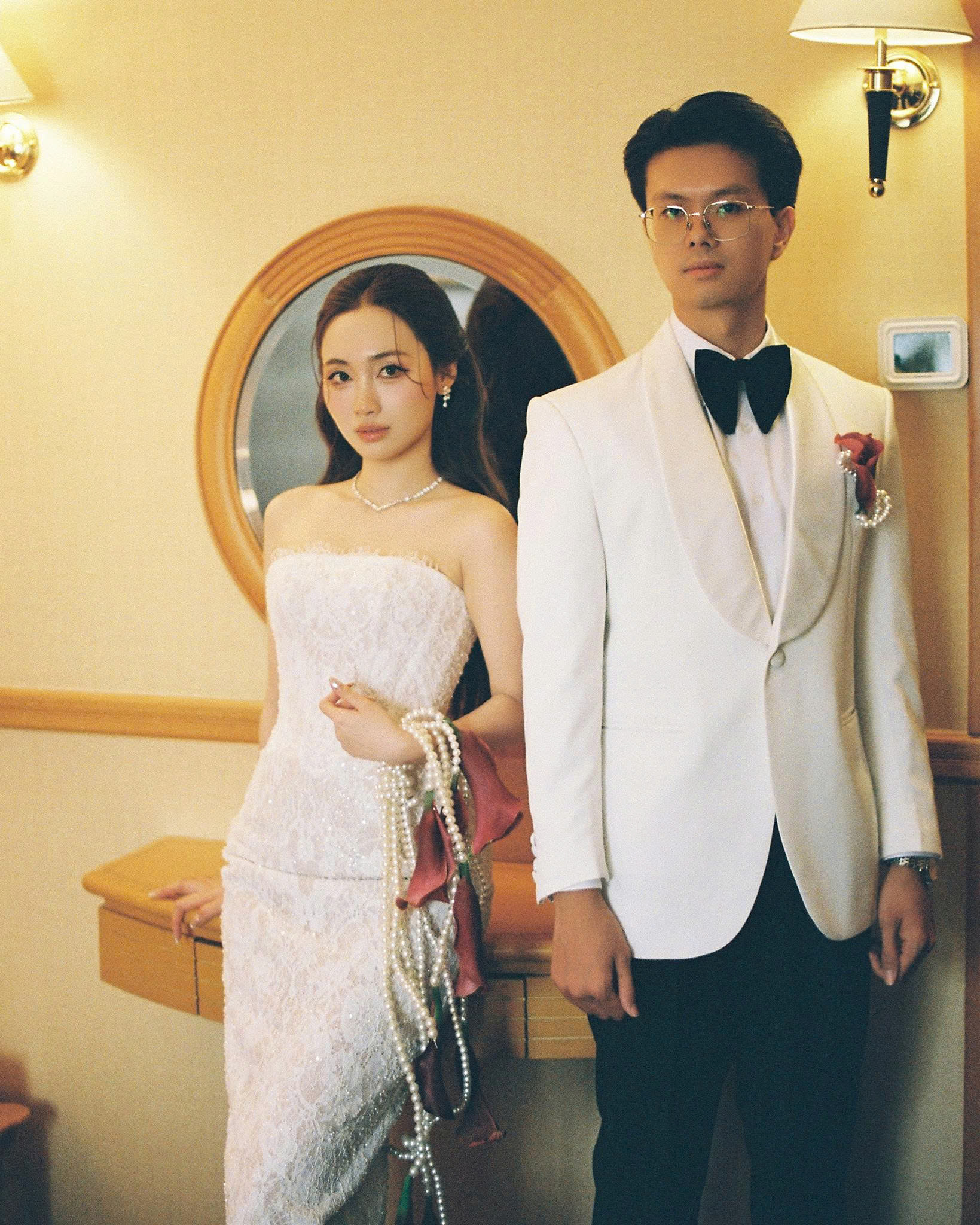 Form dáng cúp ngực của thiết kế giúp tôn trọn bờ vai và xương quai xanh