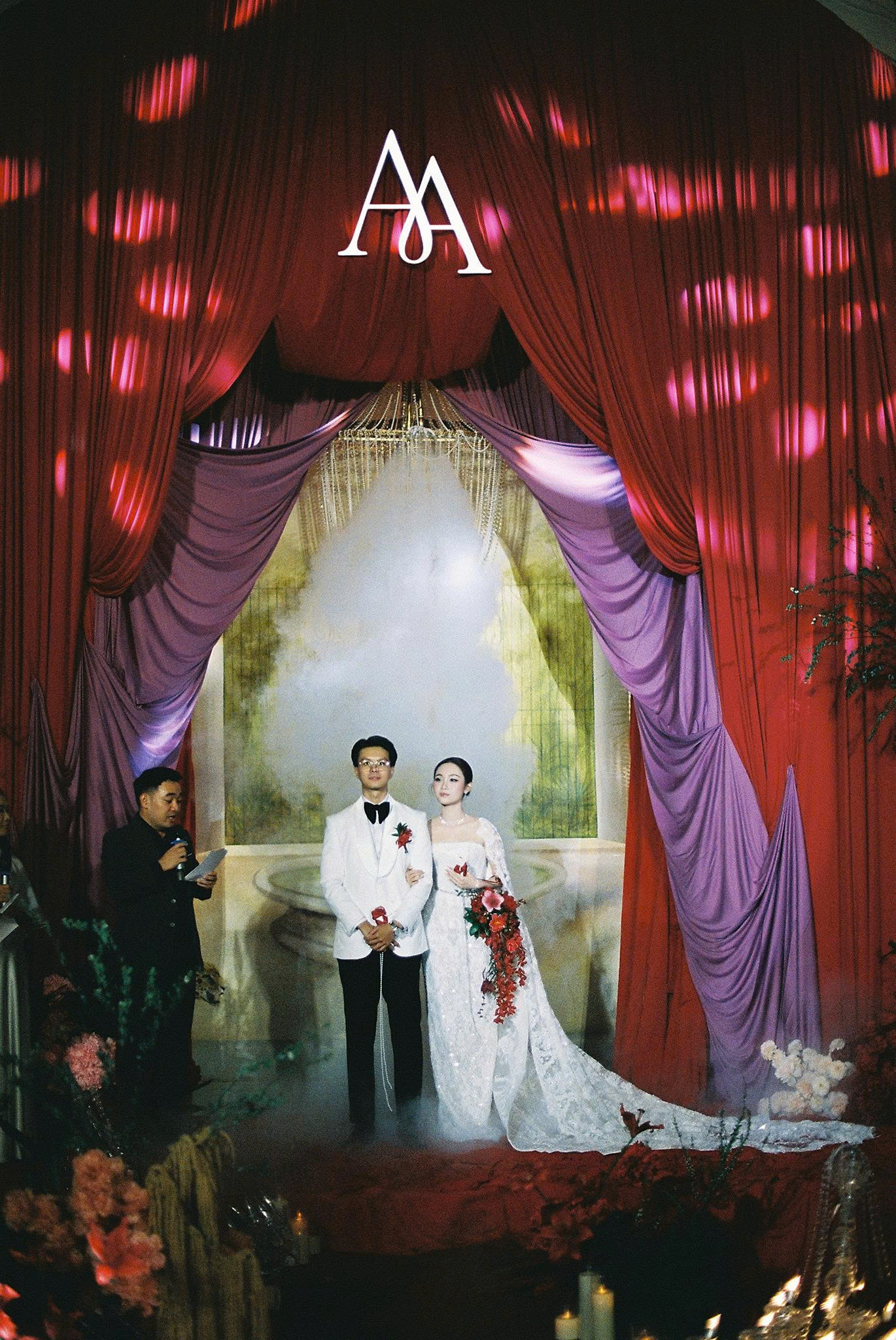 Phần đuôi váy tạo điểm nhấn trong từng bước di chuyển