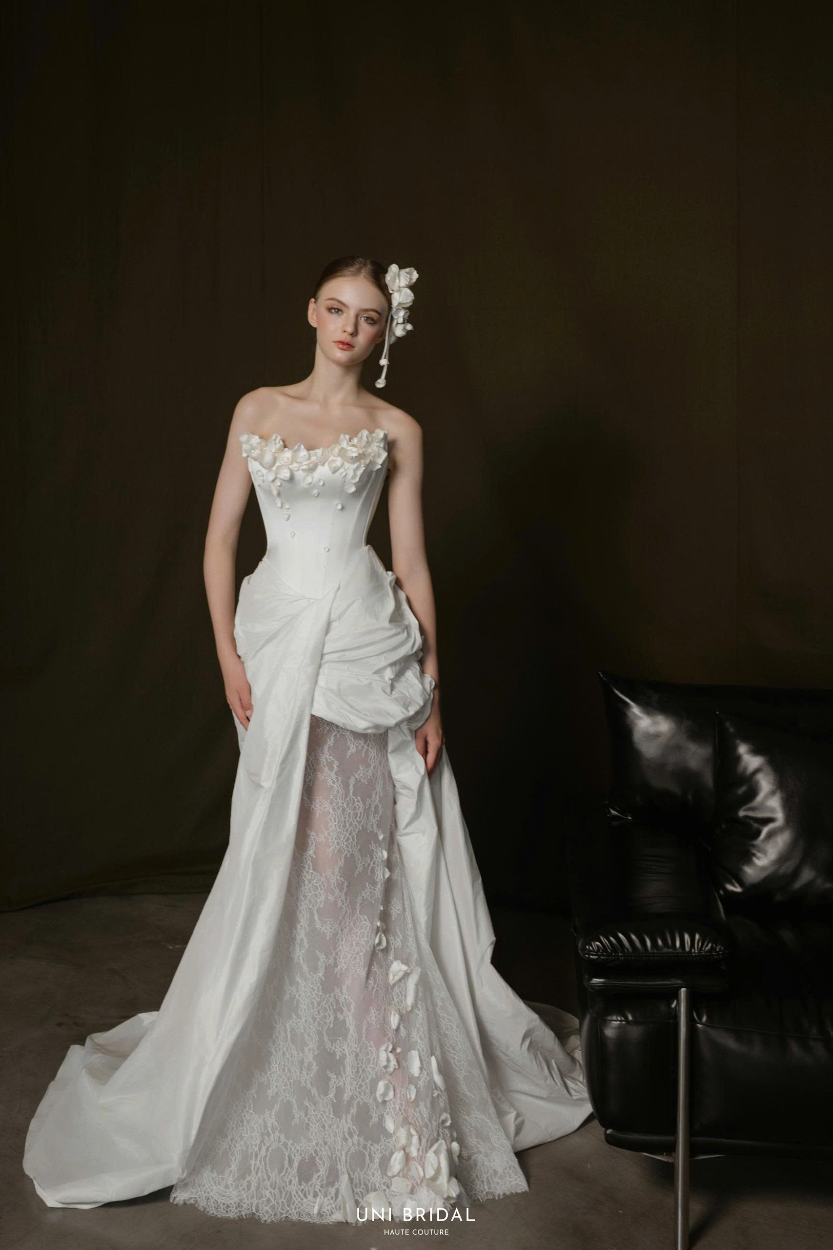 Sự kết hợp giữa chất liệu ren và satin tô điểm được vẻ đẹp vừa cổ điển vừa hiện đại