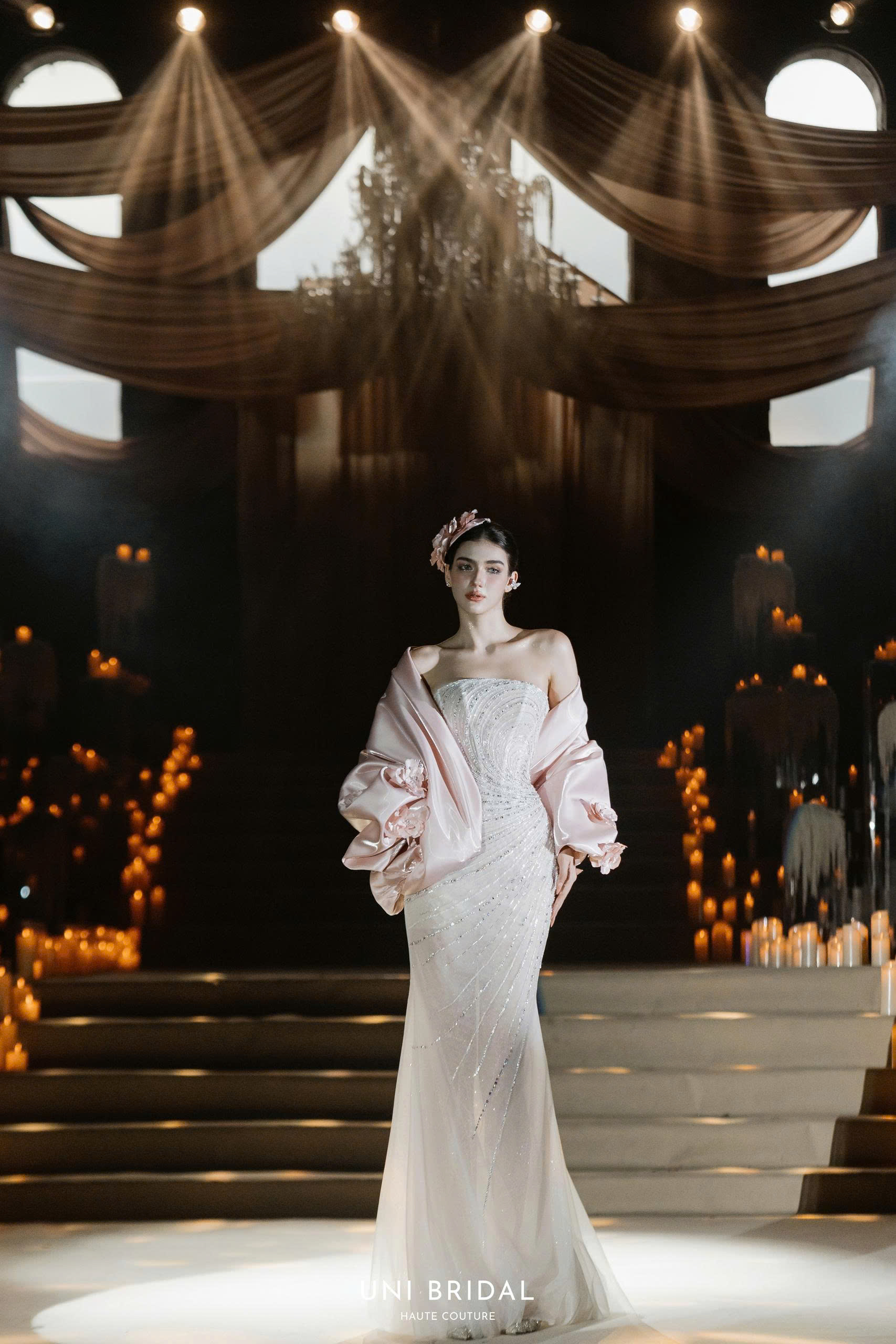 Màn kết hợp đầy tinh tế cùng áo choàng satin hồng như cách Uni Bridal khẳng định phong cách của nàng dâu hiện đại