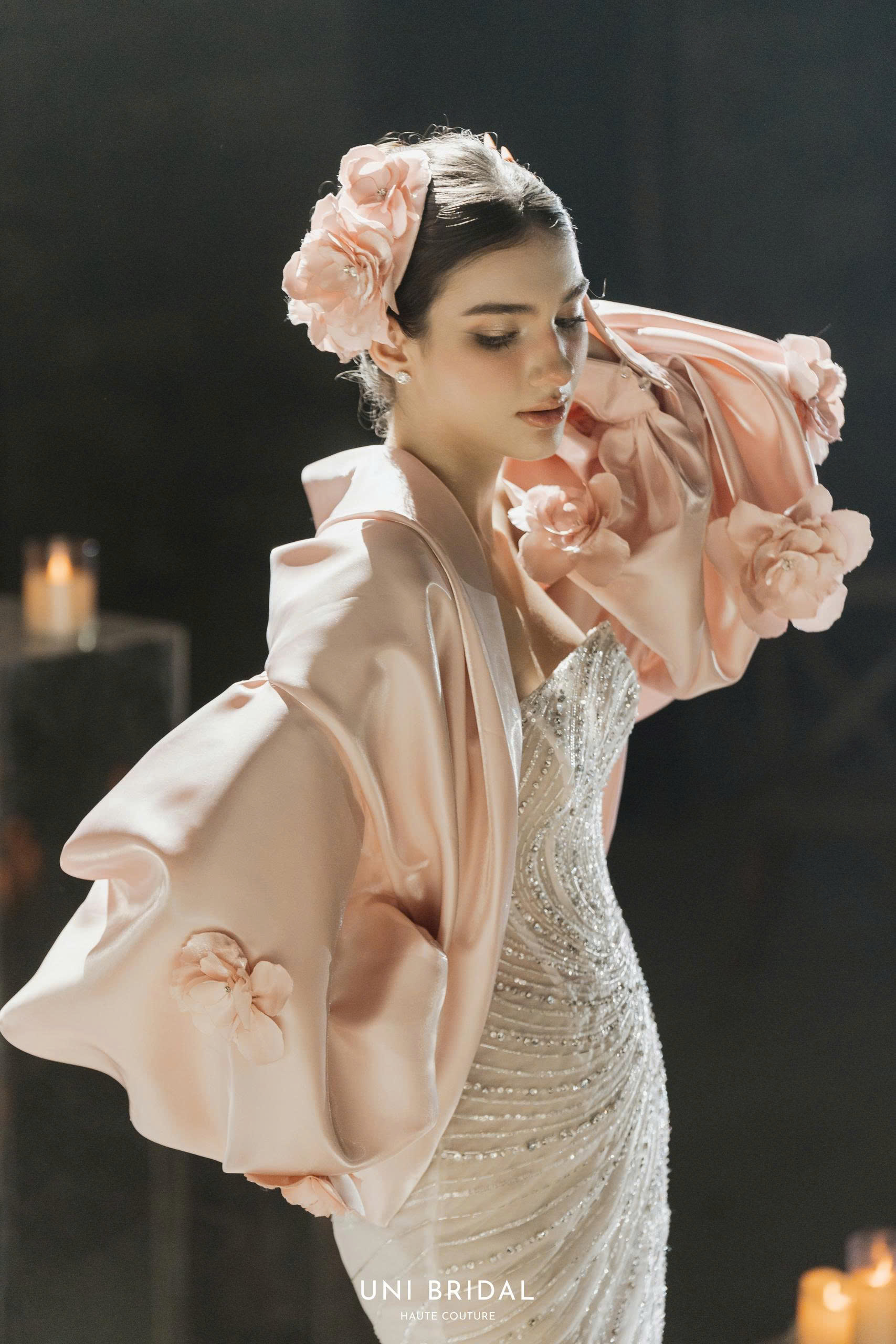 Thiết kế váy cưới ghi điểm trong mắt nàng dâu với sự kết hợp của áo choàng hồng nổi bật