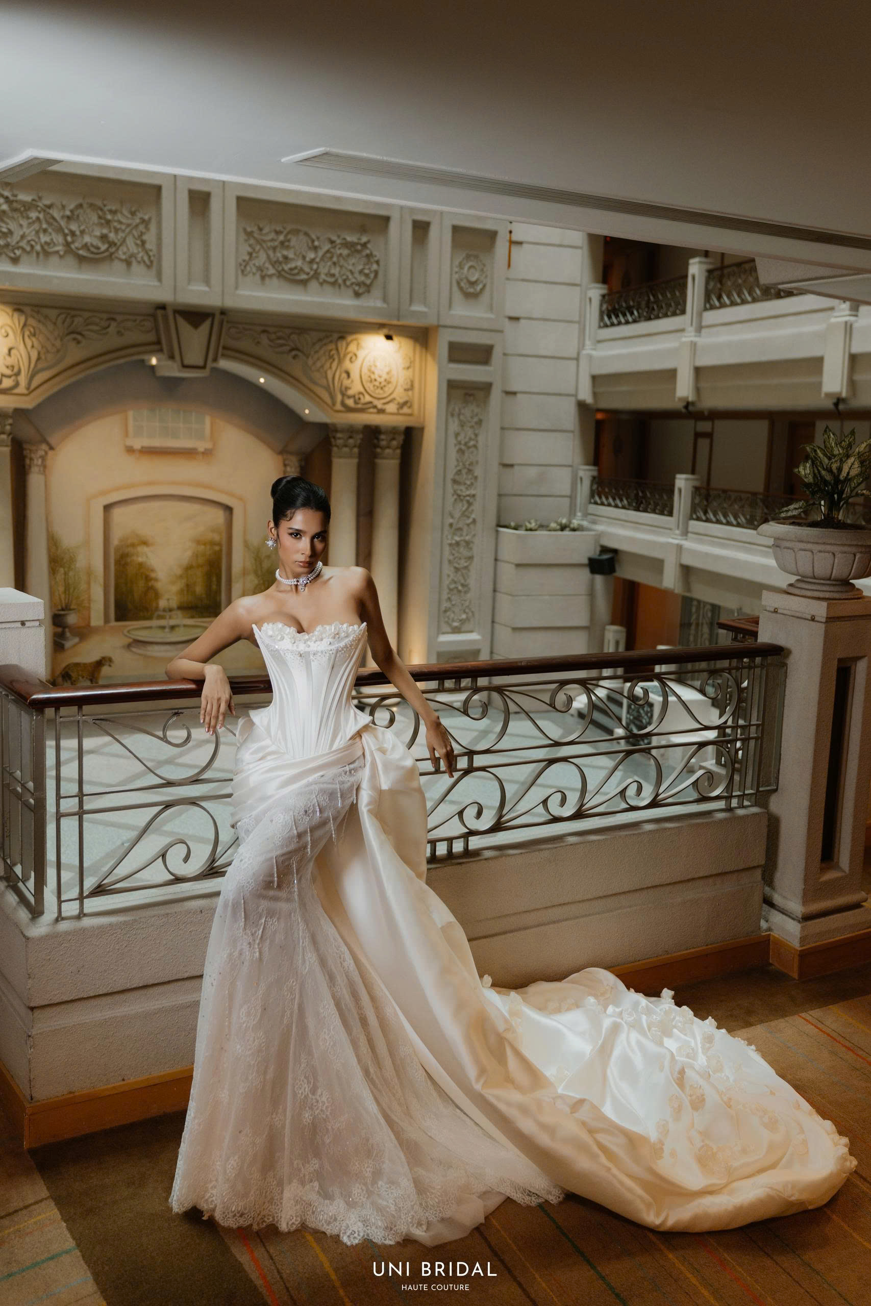 Thiết kế đuôi cá với phần tà rời tạo sự uyển chuyển trong từng bước đi