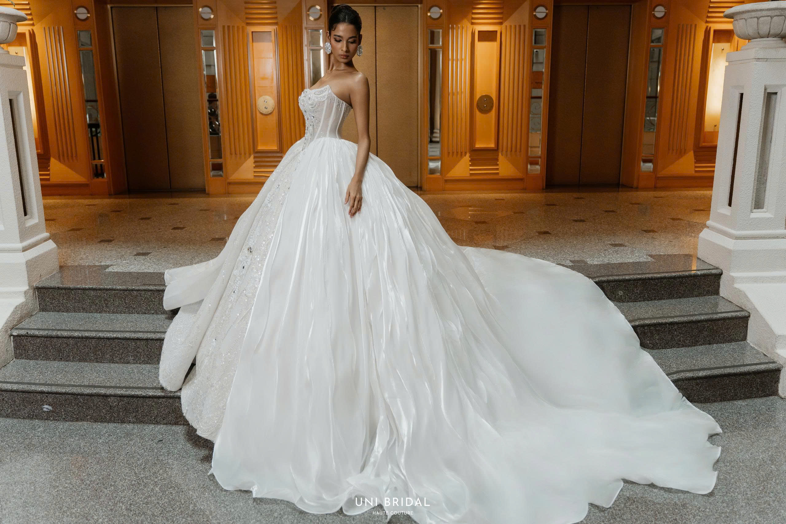 Việc kế hợp các chất liệu góp phần tạo nên chiếc váy cưới sang trọng