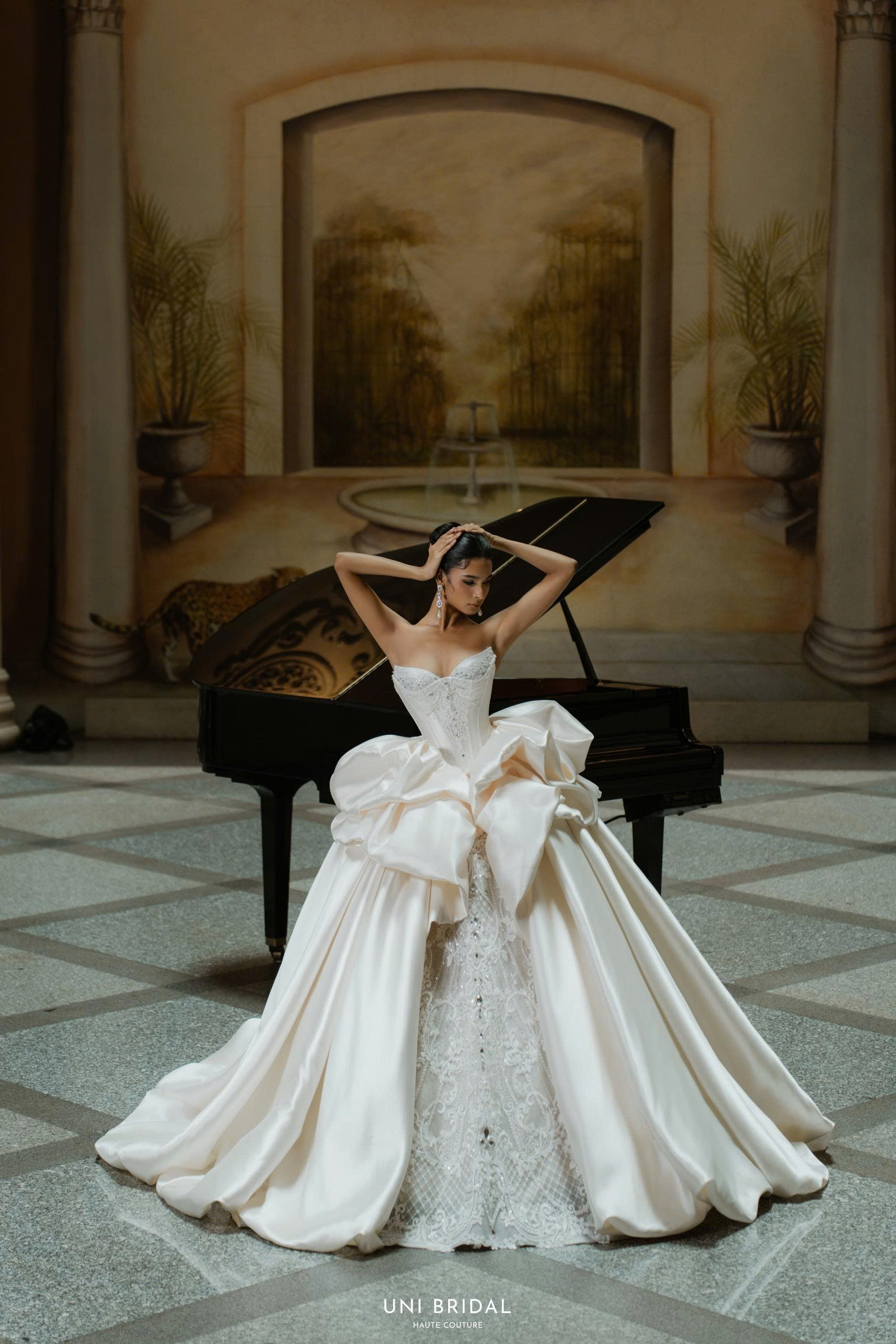 Phần bèo nhún satin mang đến sự khác biệt trong thiết kế của mẫu váy