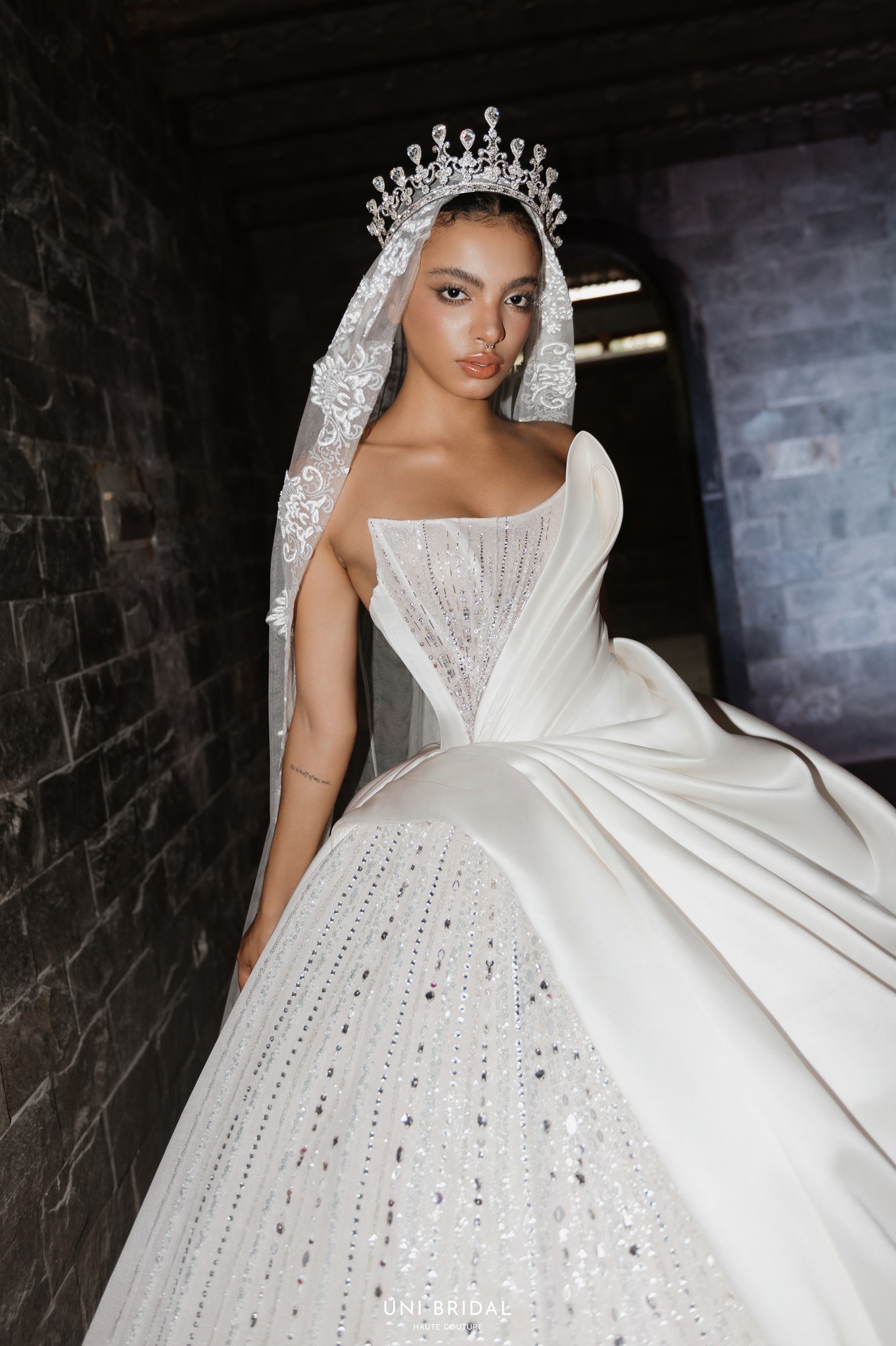 Sự kết hợp các chất liệu tạo chiều sâu cho thiết kế váy cưới