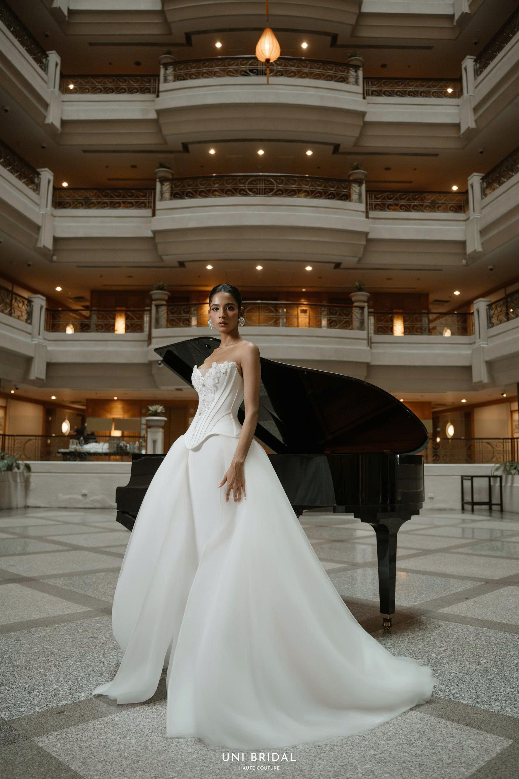 Satin và voan là sự kết hợp tiêu biểu cho phong cách váy cưới sang trọng