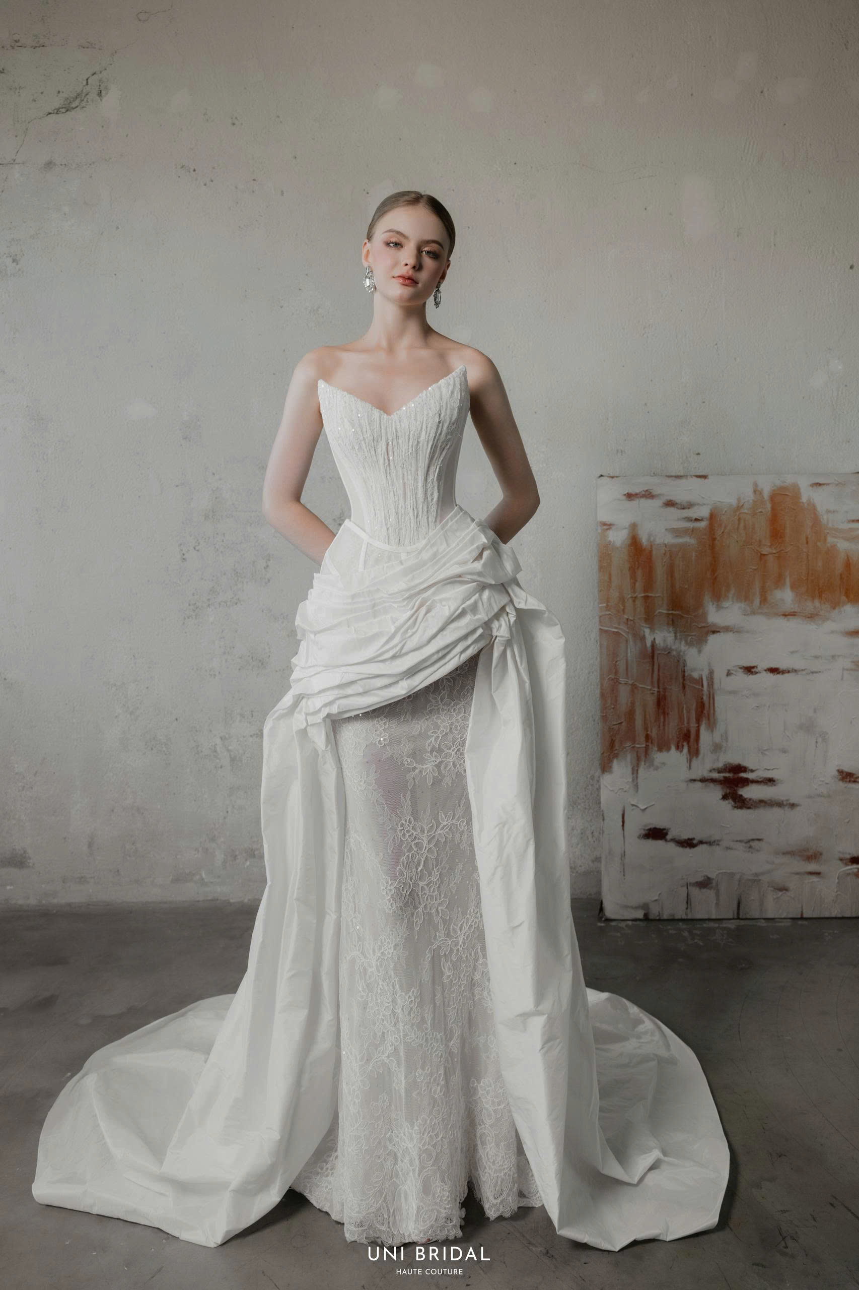 Mẫu váy cưới tạo điểm nhấn ở phần eo giúp tôn trọn vóc dáng