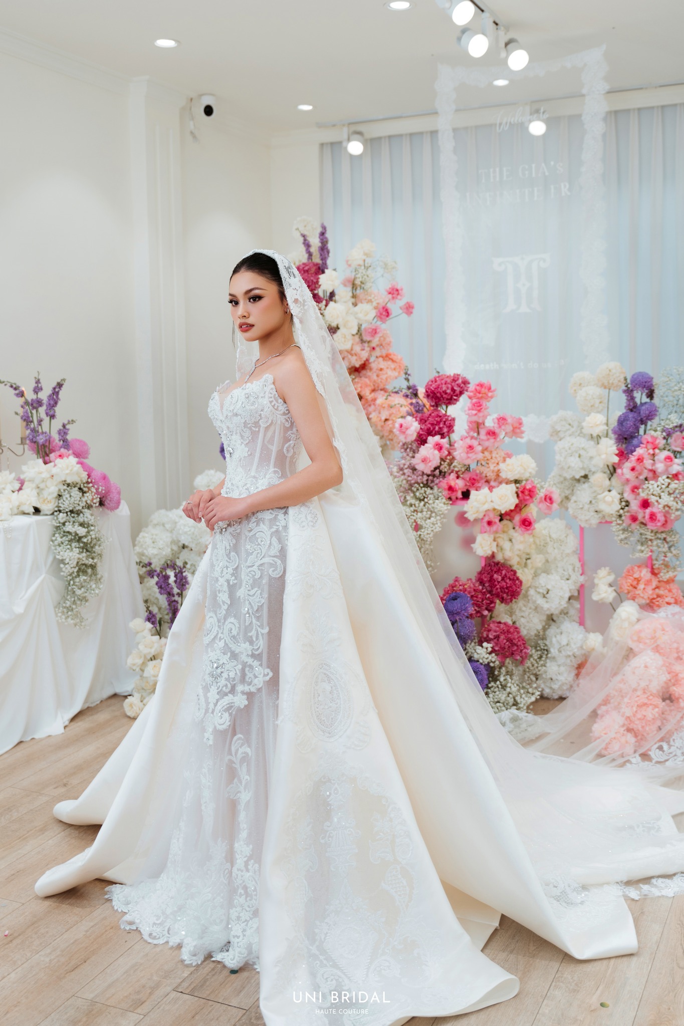 Chụp hình lại các mẫu váy đã thử để đưa ra lựa chọn chính xác nhất