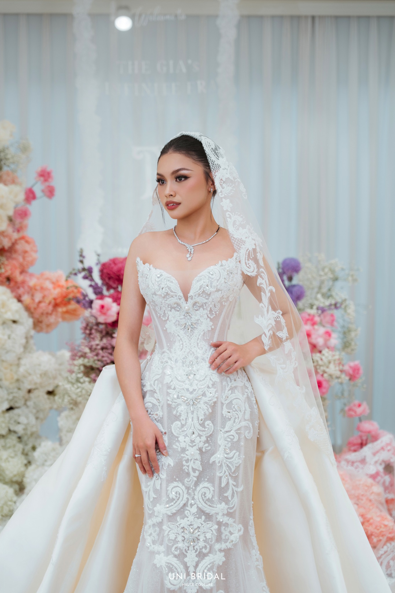 Trang điểm và làm tóc nhẹ nhàng để hình dung tổng thể diện mạo
