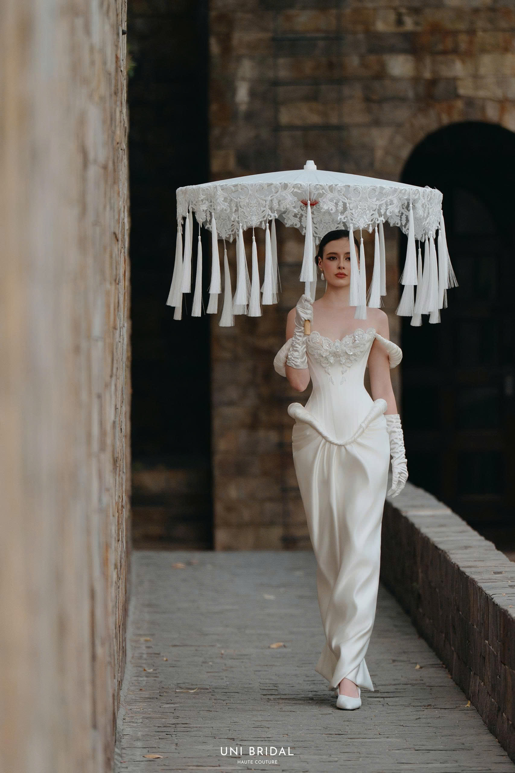 Dù phá cách, mẫu váy này vẫn giữ được tinh thần thanh lịch vốn có của thời trang cưới.