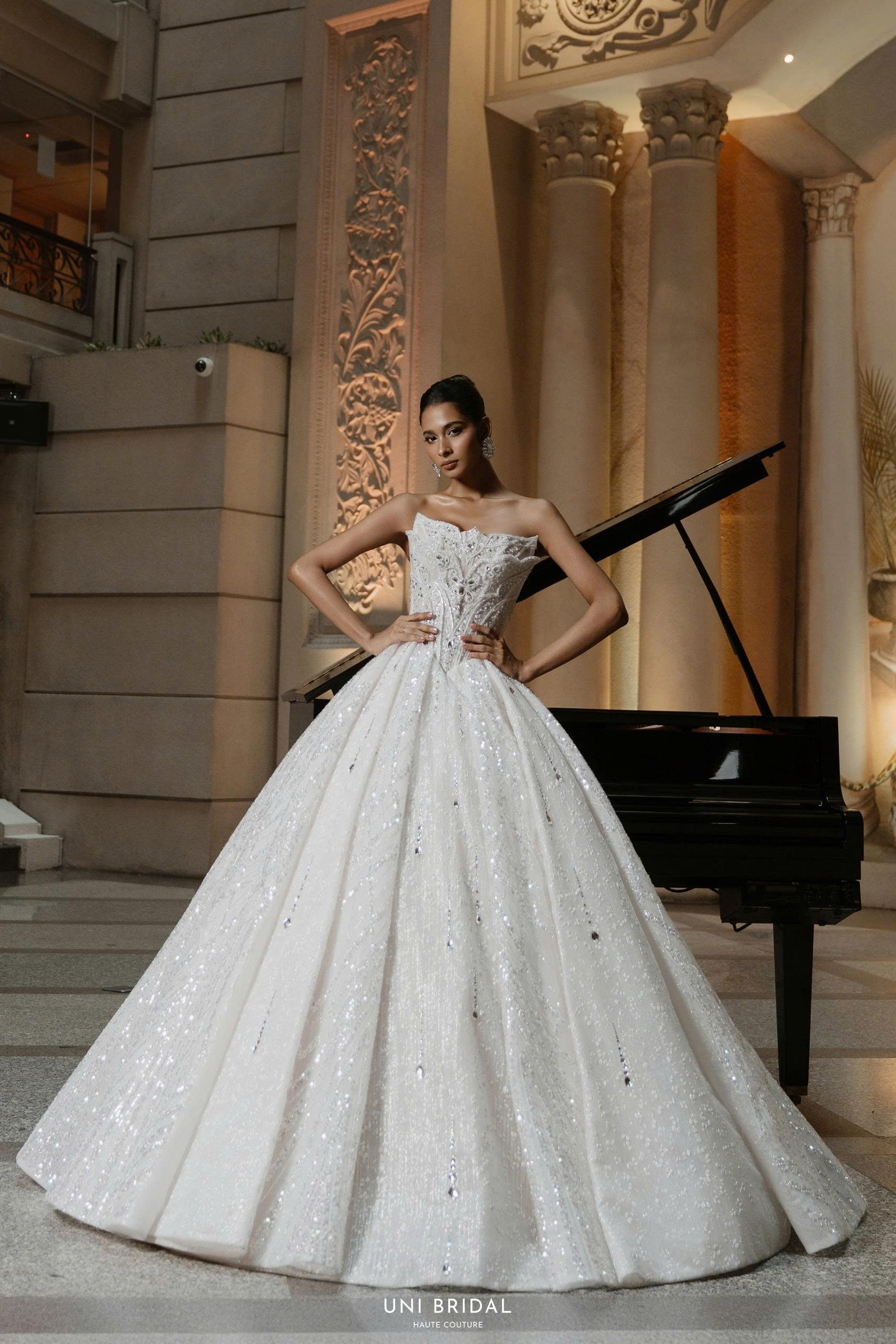 Thiết kế ball-gown cùng họa tiết đính đá tạo nên vẻ đẹp đầy lộng lẫy