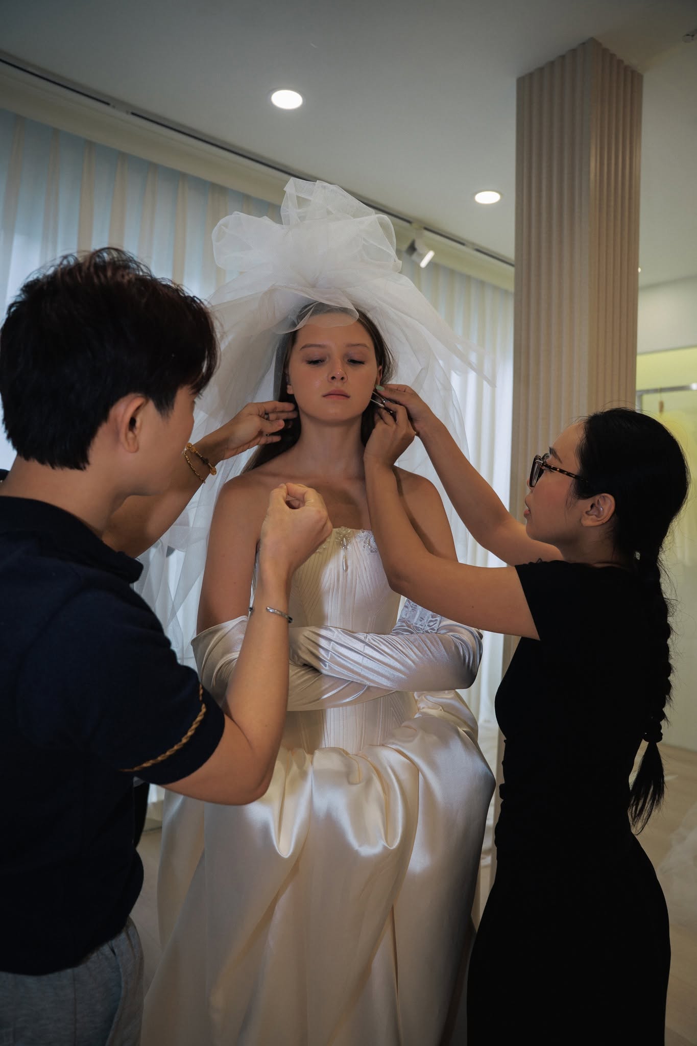 Đội ngũ nhân sự Uni Bridal luôn đồng hành cùng nàng trên hành trình tìm kiếm chiếc váy cưới trong mơ