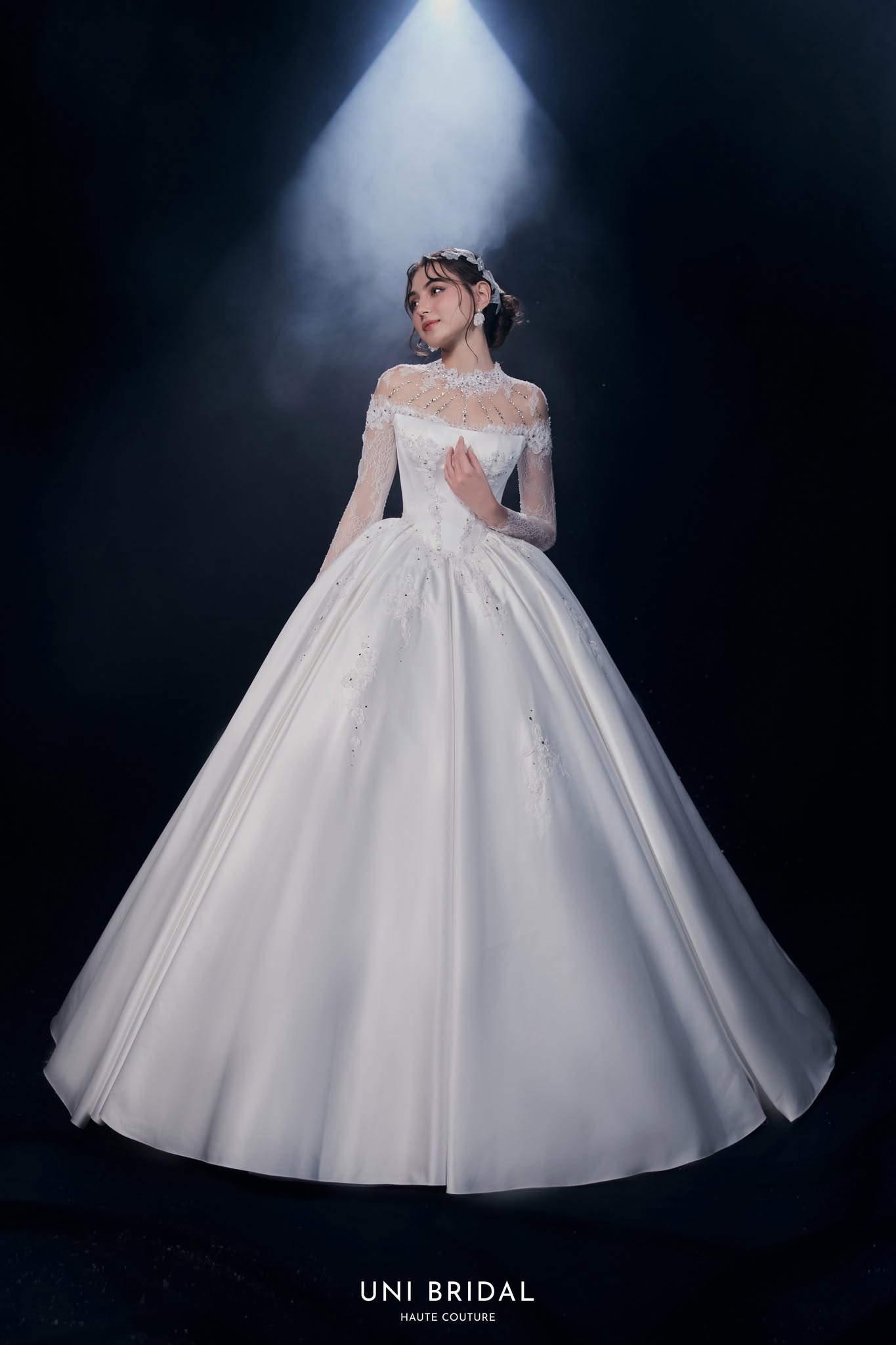 Kiểu váy cưới satin tay dài tô điểm vẻ đẹp thanh lịch cho nàng dâu