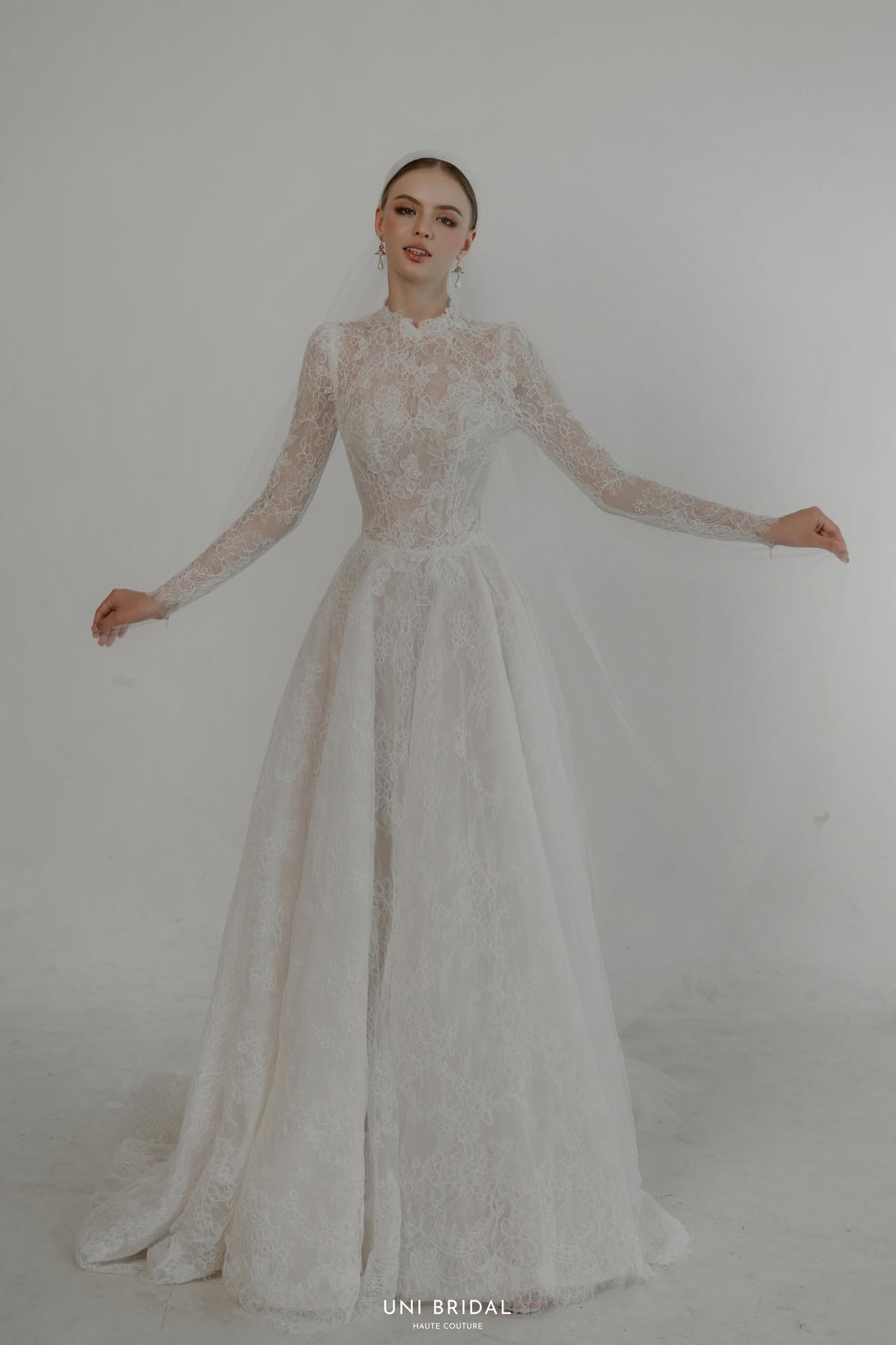 Thiết kế váy cưới ren tay dài thanh lịch từ Uni Bridal