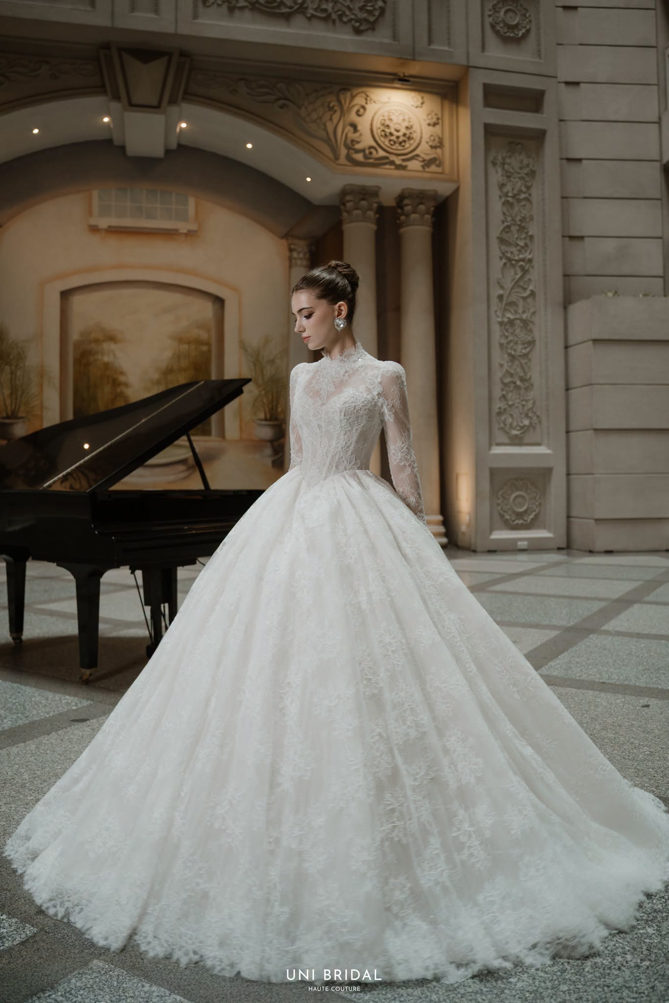Váy cưới ball-gown tay dài tạo độ nên tổng thể bồng bềnh