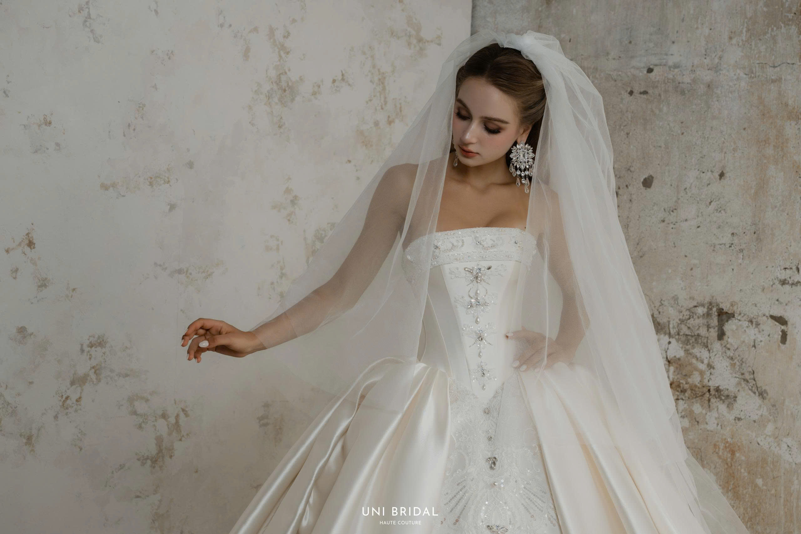Thiết kế váy cưới cúp ngực tô điểm nét sang trọng