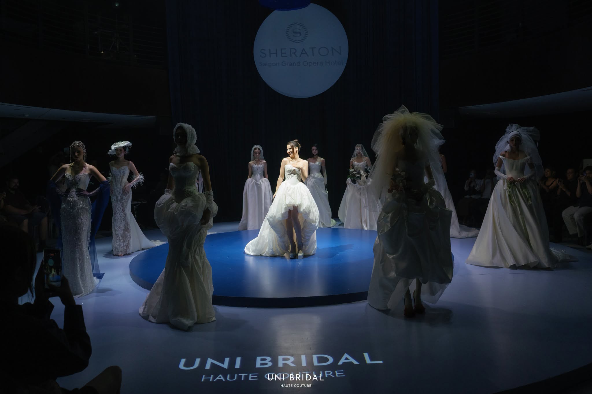 Beyond Heaven được Uni Bridal trình làng tại sự kiện tại Love At Altitude
