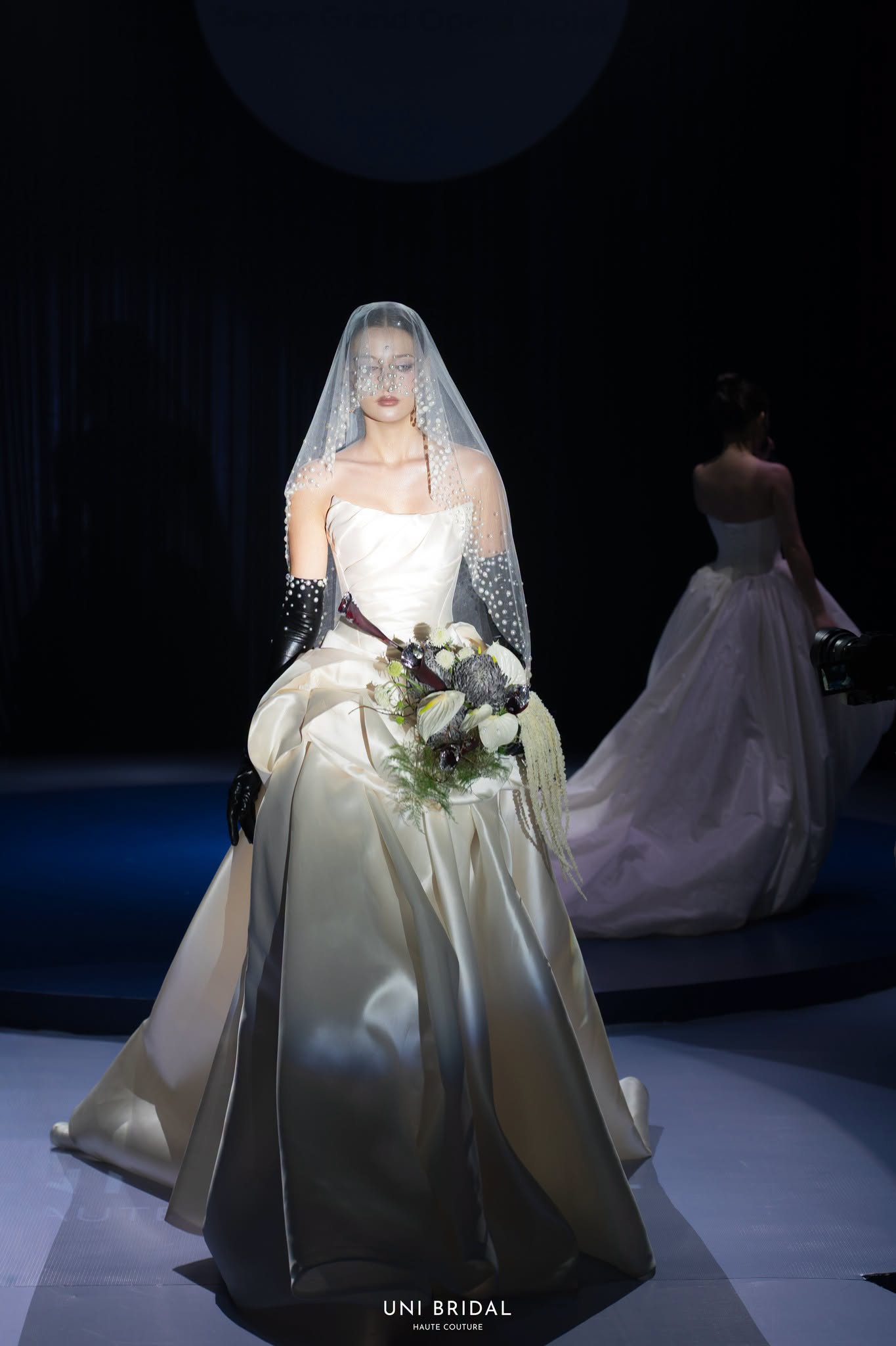 Born To Sparkle là tinh thần chủ đạo được Uni Bridal gửi gắm xuyên suốt trong các thiết kế váy cưới