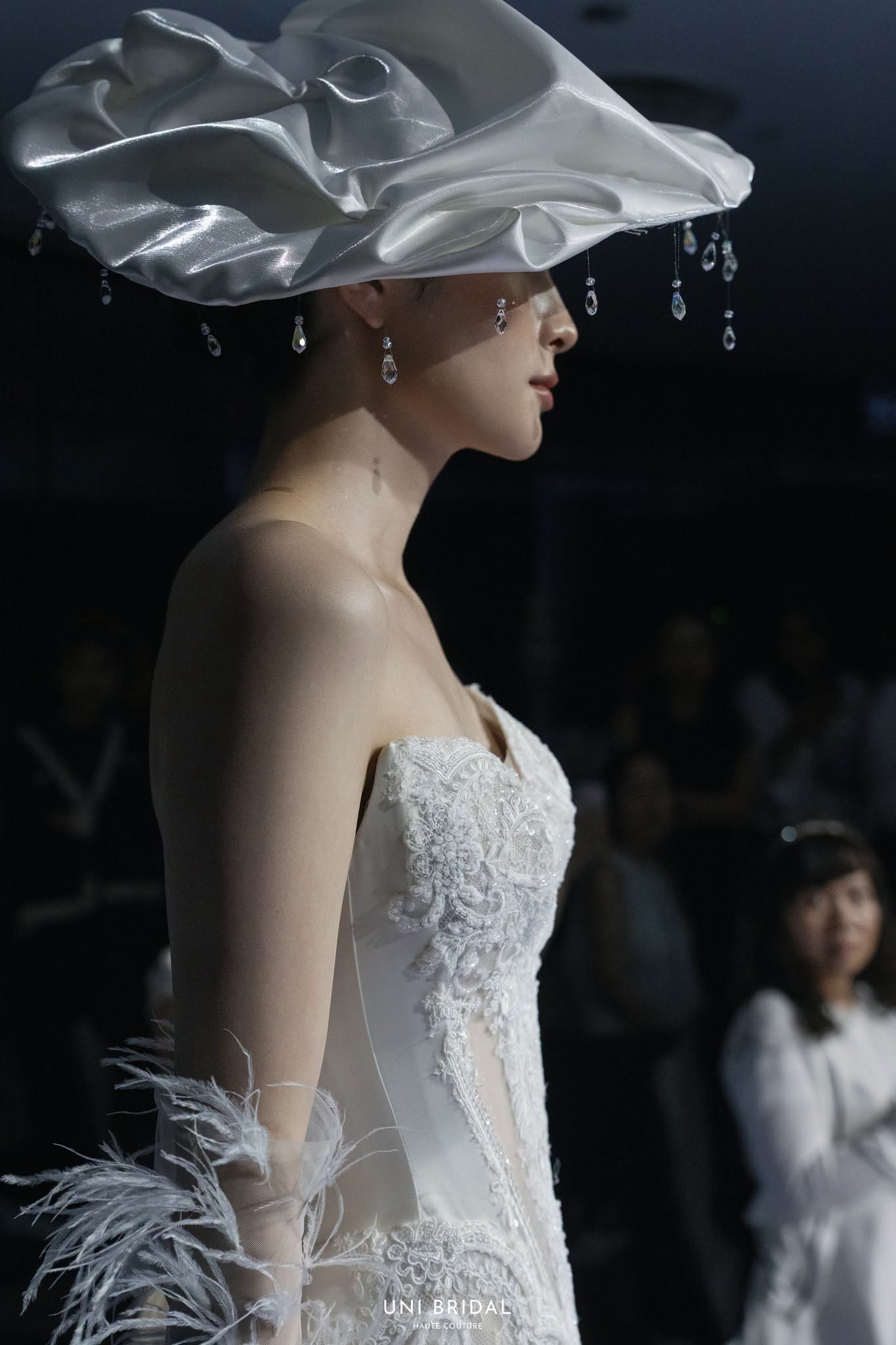 Các họa tiết thêu hay lông vũ để được Uni Bridal chăm chút tỉ mỉ